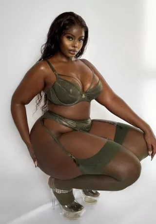 Ebony sexy escort 1200AED/Hour